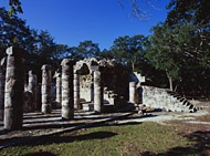 Group of 1000 Columns Ball Court at Chichen Itza - chichen itza mayan ruins,chichen itza mayan temple,mayan temple pictures,mayan ruins photos